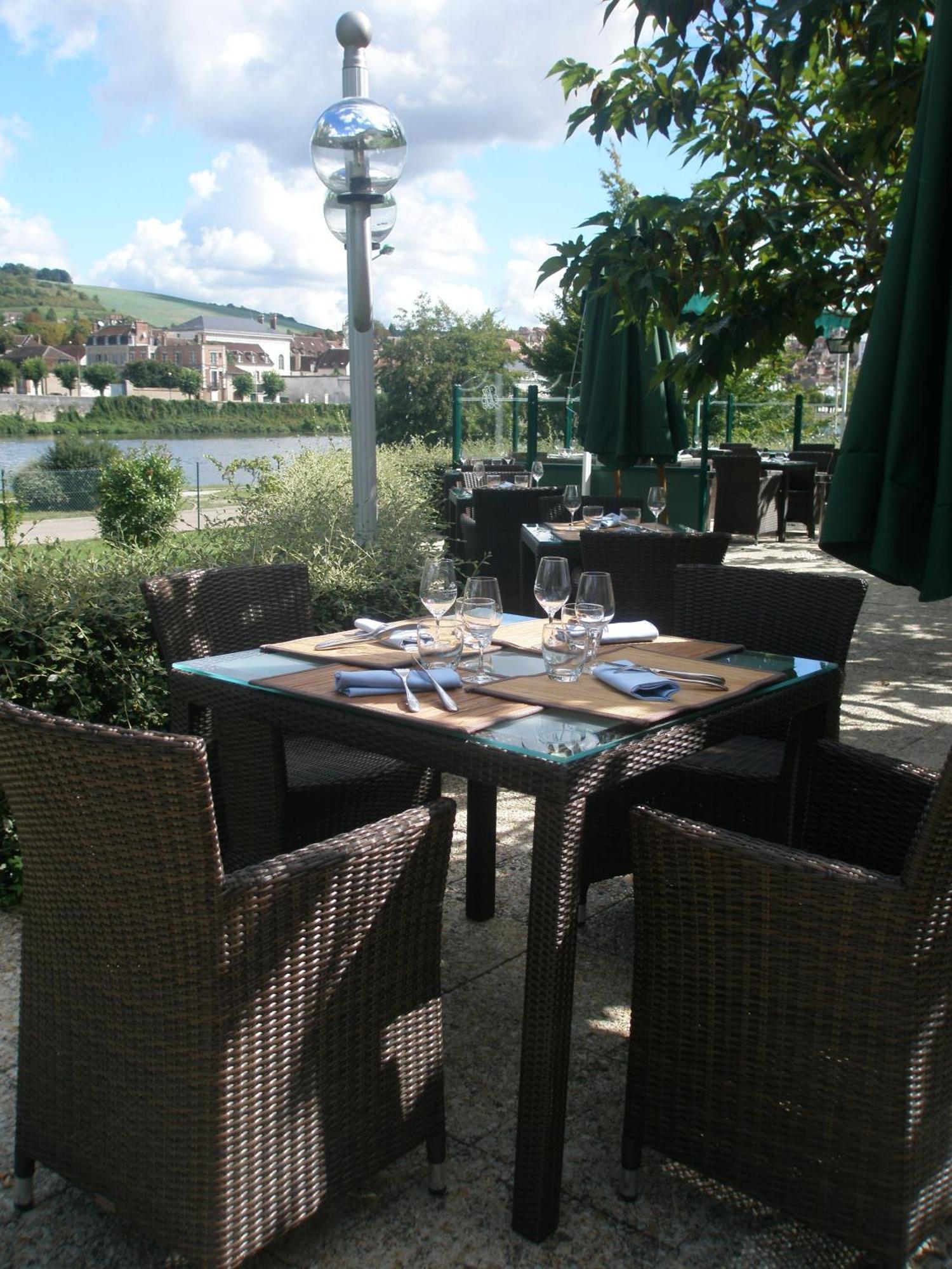 Hotel Restaurant Le Rive Gauche Joigny Buitenkant foto